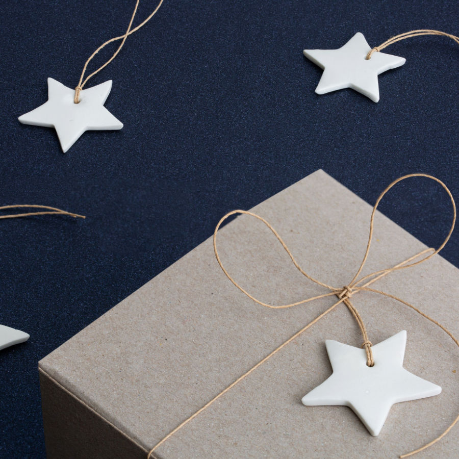 Geschenkverpackung mit kleinem Porzellanstern von feinesweißes berlin