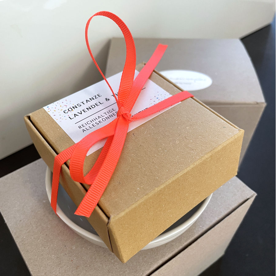 Geschenkset von feines weißes Berlin mit Porzellan, Seifenschale und Grete Seife, Constanze