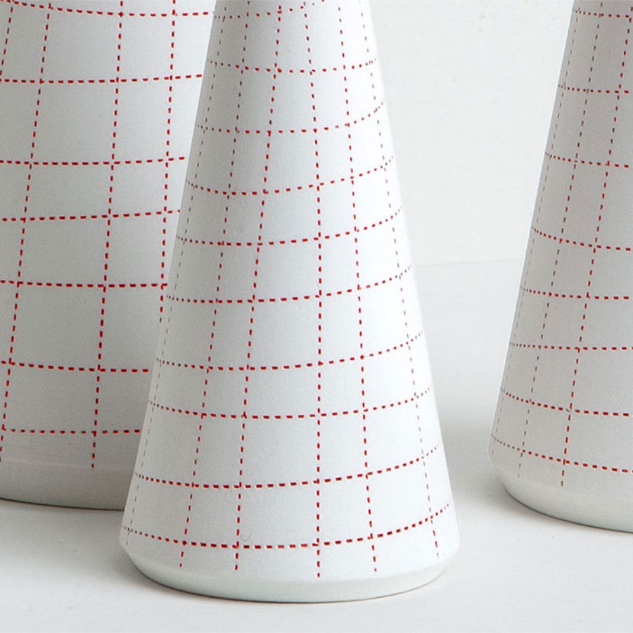 Detail der Porzellanvase Fifty in kariert.