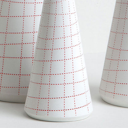 Detail der Porzellanvase Fifty in kariert.