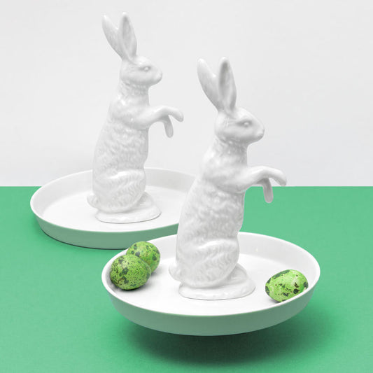 großer Hasenteller als Osternest  aus Porzellan von feinesweisses Berlin.