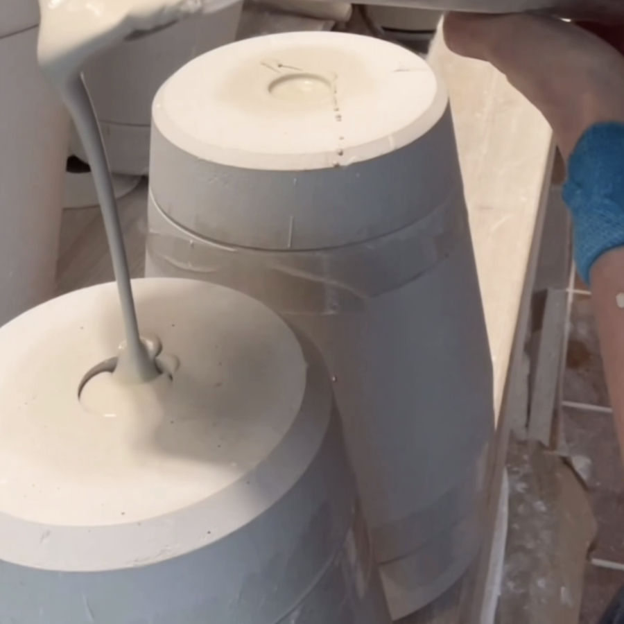 Blick in die Fertigung der Kabellosen Porzellanleuchte mit LED-Akku – von feinesweißes  im Japandi Stil, Berlin.