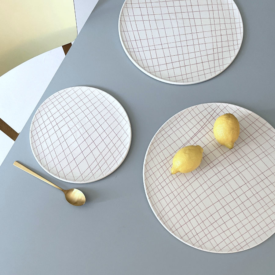 große Teller und Servierplatten Kariert, handgefertigte Unikate von feinesweisses Porzellanmanufaktur Berlin.