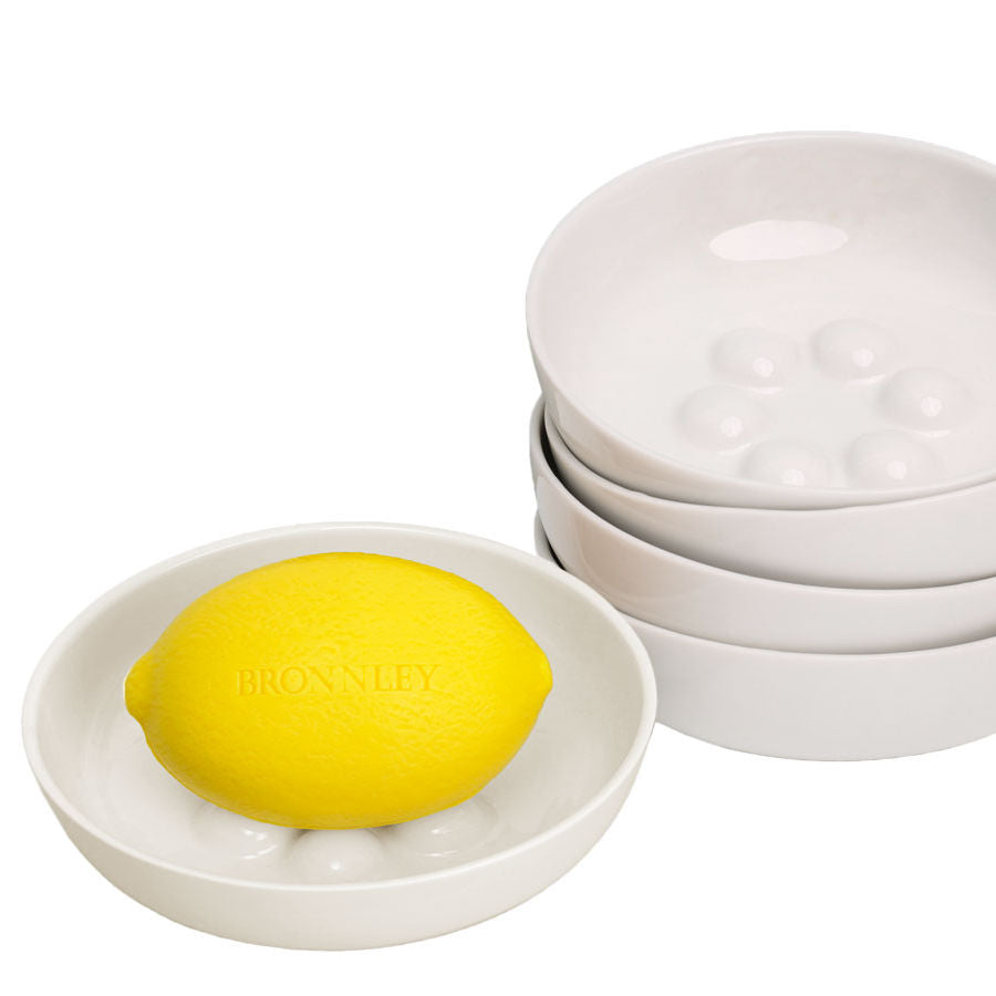 Porzellan-Seifenschale mit Bronnley Zitronenseife, feinesweißes Berlin – handgefertigtes Porzellandesign von Katy Jung, minimalistisches Badaccessoire