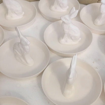 Hasenteller aus Porzellan im Ofen in der Werkstatt von feines weißes Berlin