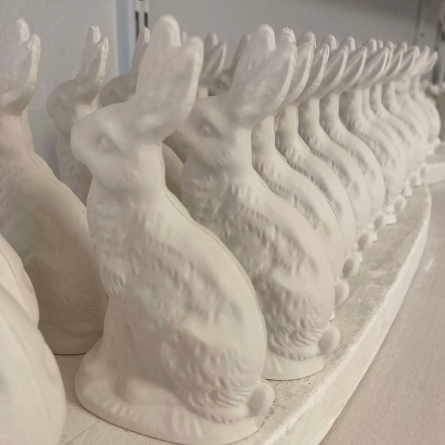 Porzellan, Hasen, frisch gegossen im Regal in der Werkstatt von feines weißes in Berlin