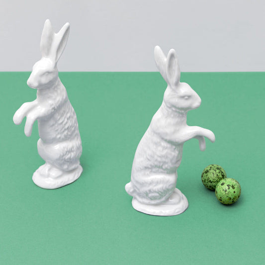Großer Porzellan-Osterhase als moderne Osterdeko und besonderes Ostergeschenk – gefertigt in Berlin.