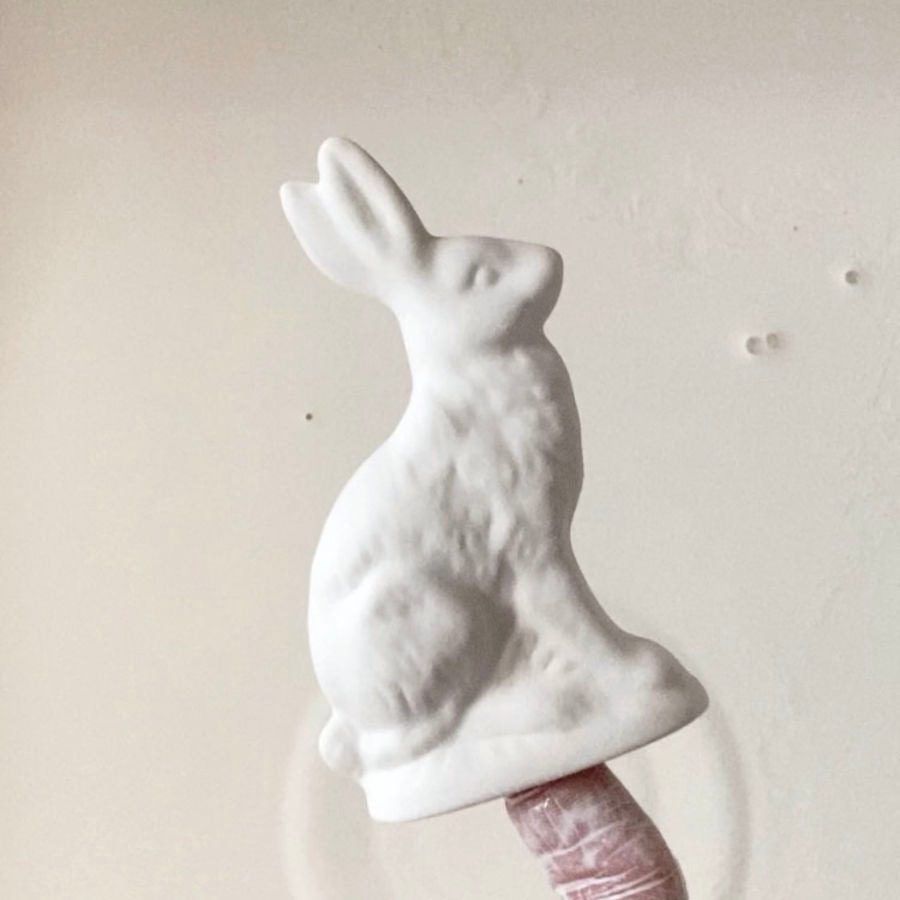 Porzellan Hase. Frisch glasiert in der Werkstatt von feines weißes Berlin.