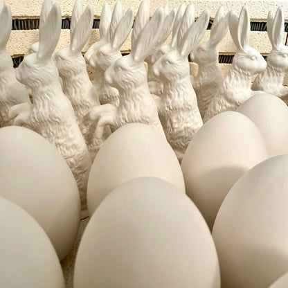 Porzellan, Eier und Porzellan Hasen im Ofen Werkstatt, Aufnahme bei feines weißes Berlin