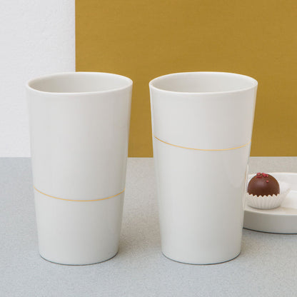 Kaffeebecher ohne Henkel aus weißen Porzellan, mit goldener feiner Linie. Handgefertigt in Berlin feines weißes