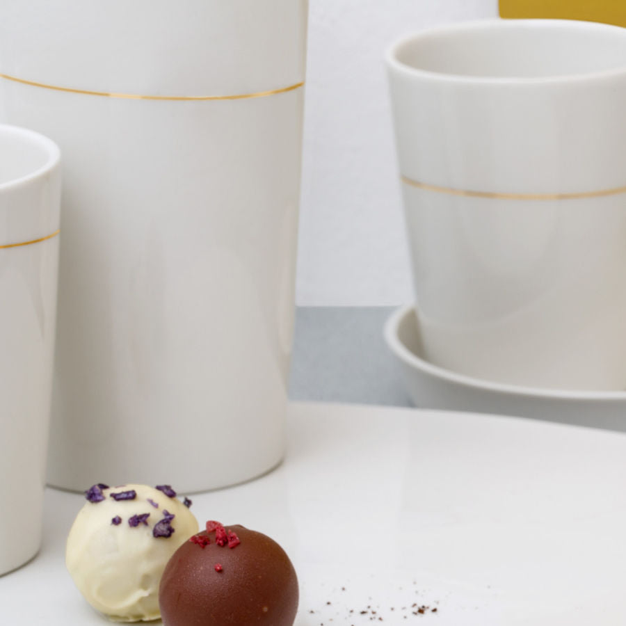 Detail von Kaffeebecher, weißes Porzellan mit Goldlinie von feines, weißes Porzellanmanufaktur. Berlin