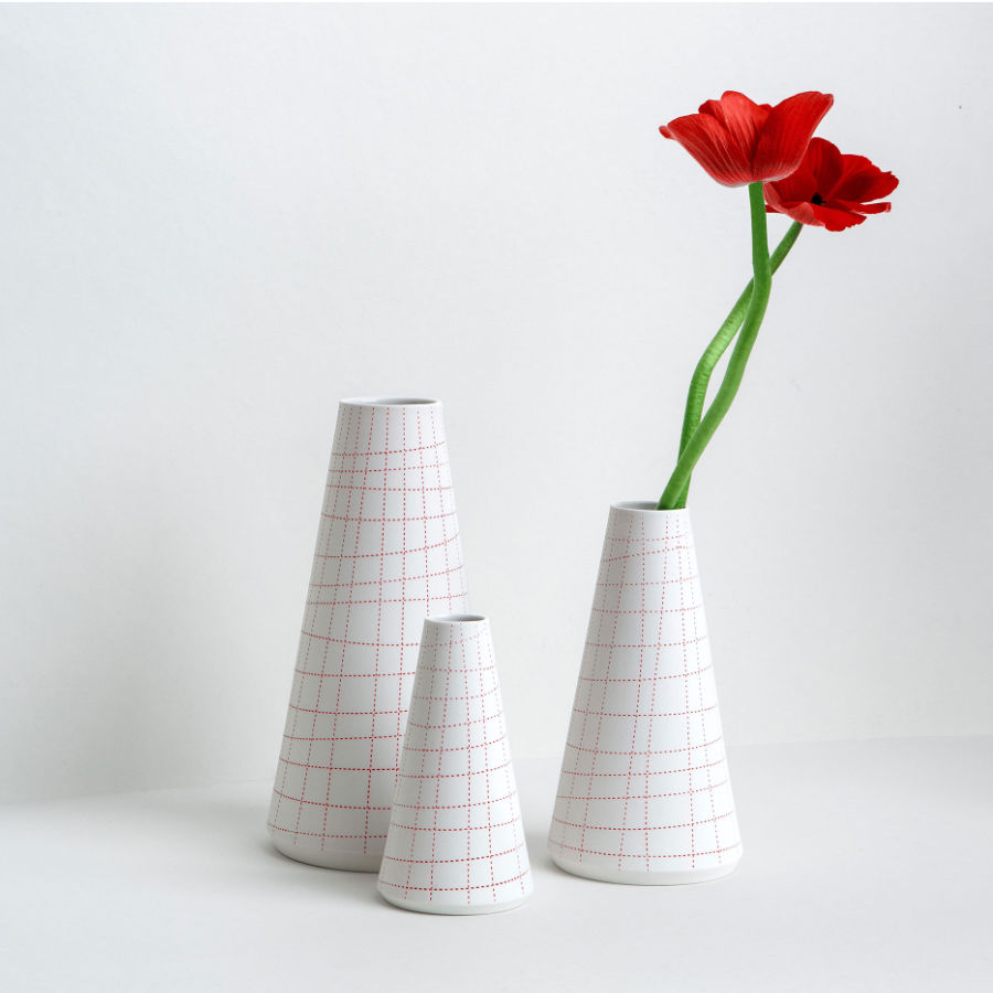 Blumenvase aus Porzellan in drei Größen mit rot geprägten Linien im Karomuster.