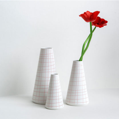 Blumenvase aus Porzellan in drei Größen mit rot geprägten Linien im Karomuster.