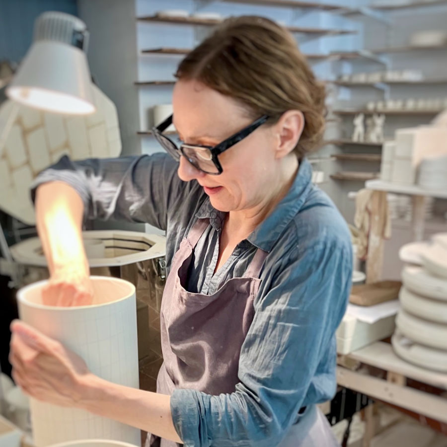 Katy Jung von feines, weißes, bei der Retusche einer Vase