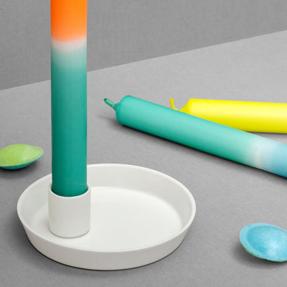 Schlichter weißer Kerzenhalter aus Porzellan mit seitlich versetzter Tülle von feinesweißes Berlin