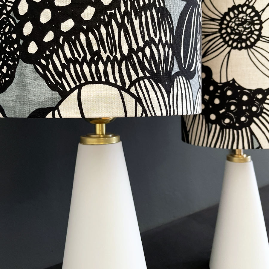 Raumleuchte, Tischleuchte, kabellos aus aus japanischen Lampenschirmstoff it Porzellanfuss im japandi Stil, handgefertigt von feinesweisses Berlin.