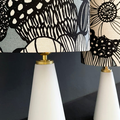 Raumleuchte, Tischleuchte, kabellos aus aus japanischen Lampenschirmstoff it Porzellanfuss im japandi Stil, handgefertigt von feinesweisses Berlin.