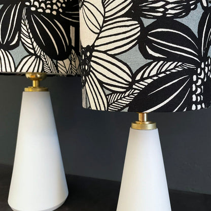 Tischleuchte aus aus japanischen Lampenschirmstoff it Porzellanfuss im japandi Stil, handgefertigt von feinesweisses Berlin.