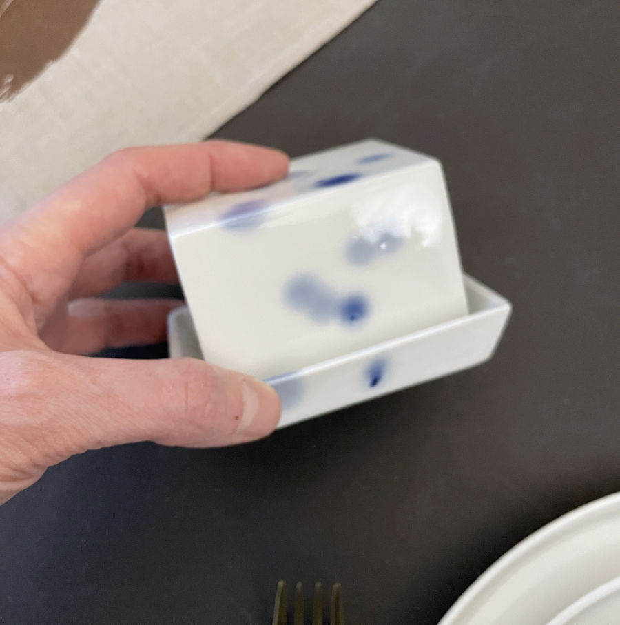 kleine porzellanbutterdose mit blauen tupfen von feinesweisses berlin
