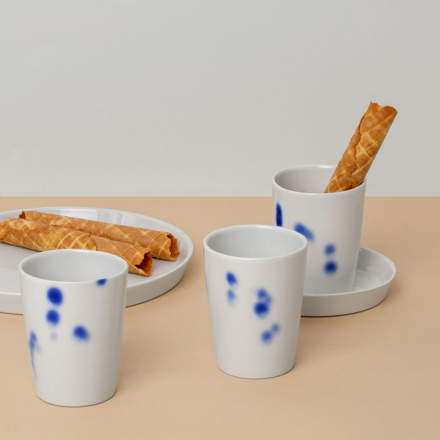 Kleiner Porzellanbecher mit blauem Tupfen Dekor für Cappuccino Flat, White oder Schokolade 150 ml