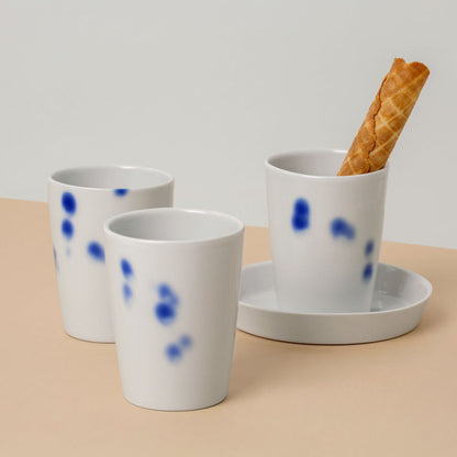 Cappuccino Becher Flat White Becher aus weißen Porzellan mit blauen Kobalt tupfen Dekor. 150 ml.