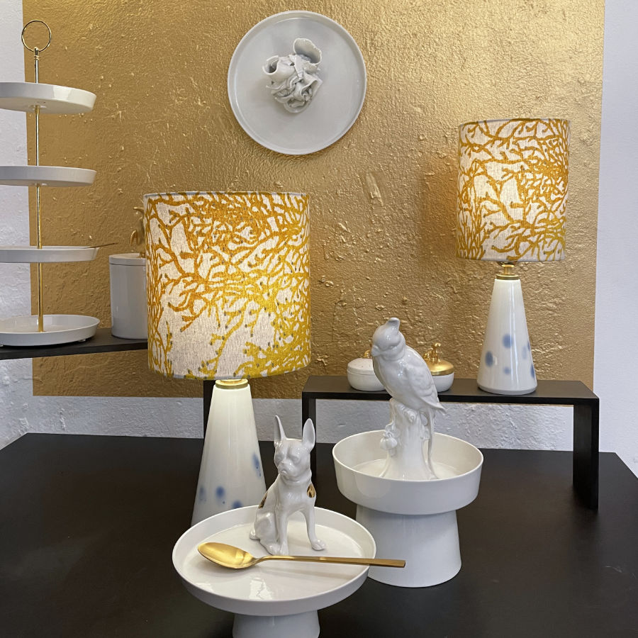 Leuchtende Porzellanlampe Koralle Senfgelb mit LED-Akku – französischer Leinenstoff, warmes Japandi Lichtdesign, feinesweißes Berlin.