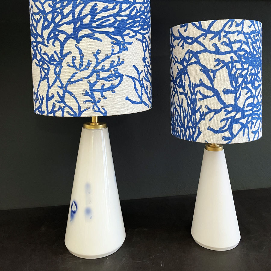 Leuchtende Porzellanlampe Koralle Blau mit LED-Akku – Japandi Lichtdesign, feinesweißes × roomlightstudio, Berlin.