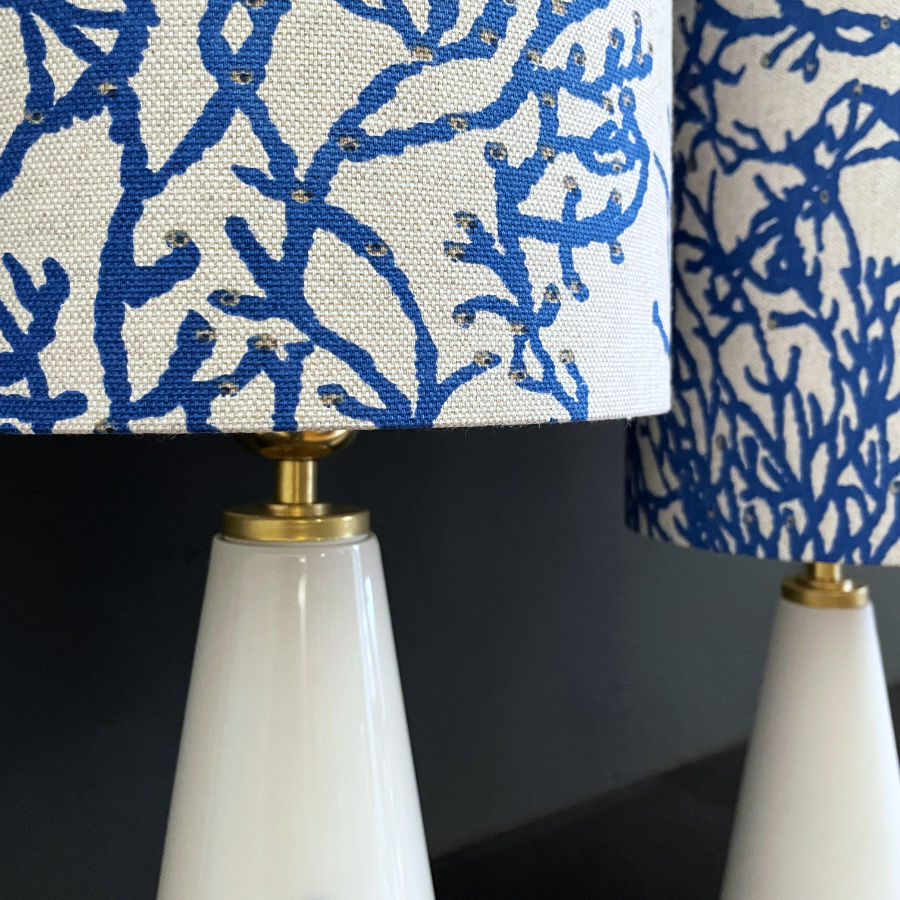 Kabellose Porzellanleuchte mit französischem Leinen­schirm in Koralle Blau. Handgefertigt in Berlin – ruhiges, modernes Licht im Japandi Stil.