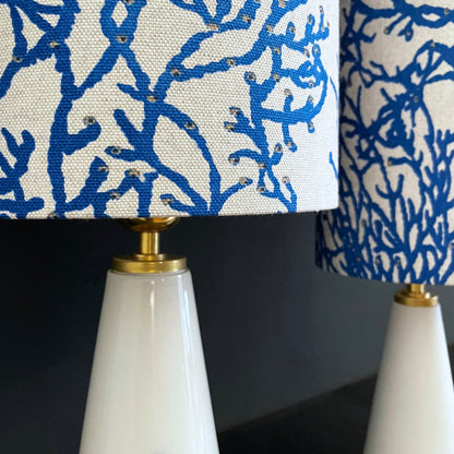 Kabellose Porzellanleuchte mit französischem Leinen­schirm in Koralle Blau. Handgefertigt in Berlin – ruhiges, modernes Licht im Japandi Stil.