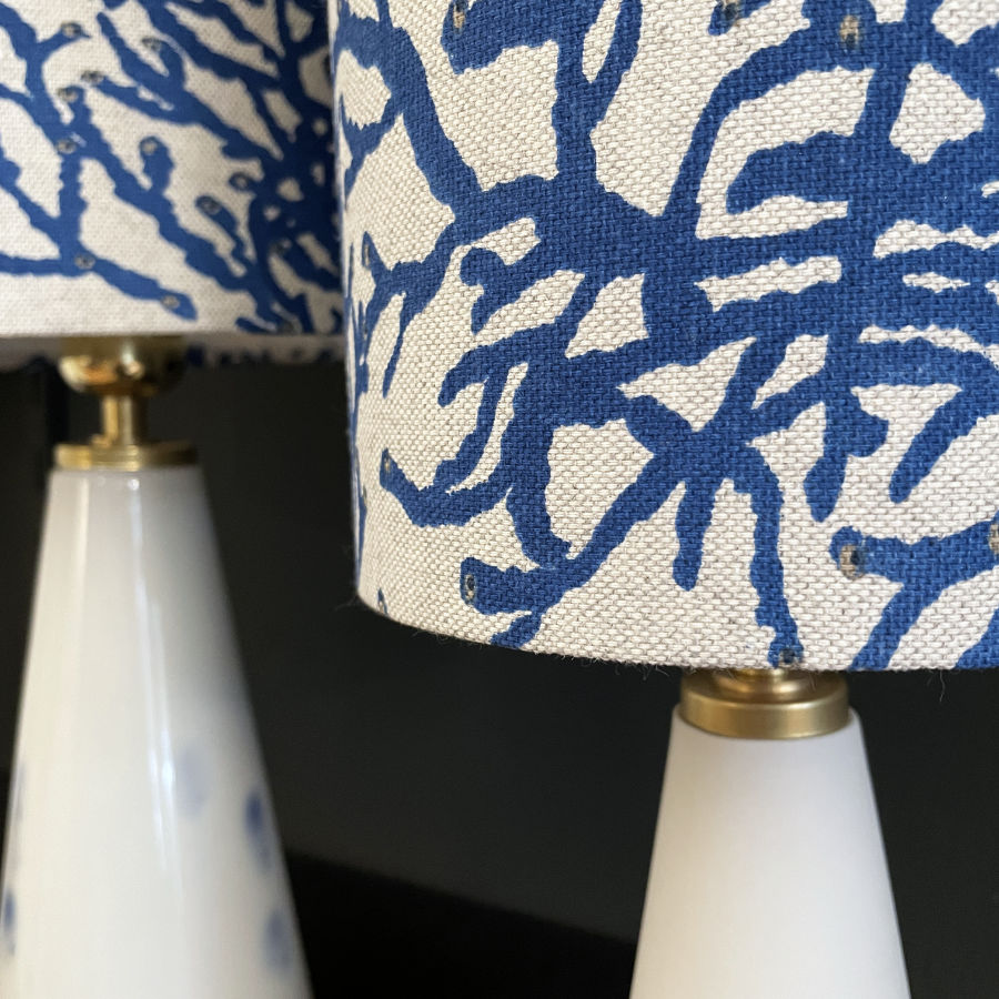 Detailansicht des französischen Halb-Panama-Leinenstoffs in Koralle Blau – Lampenschirm der handgefertigten Tischleuchte.