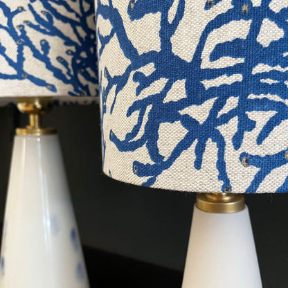 Detailansicht des französischen Halb-Panama-Leinenstoffs in Koralle Blau – Lampenschirm der handgefertigten Tischleuchte.