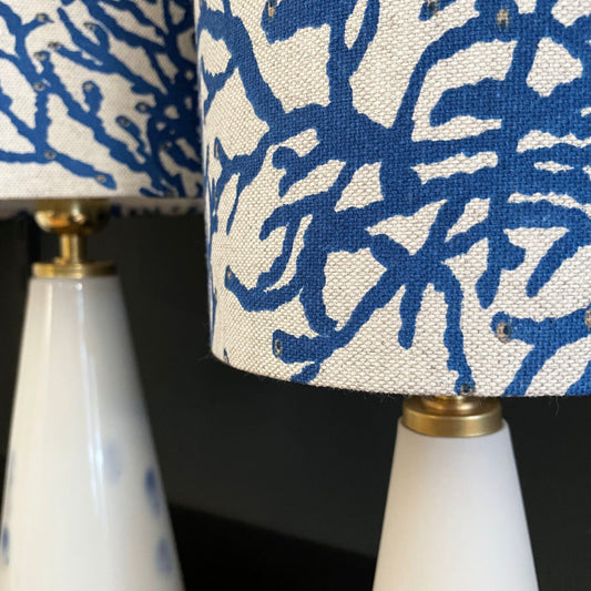 Detailansicht des französischen Halb-Panama-Leinenstoffs in Koralle Blau – Lampenschirm der handgefertigten Tischleuchte.