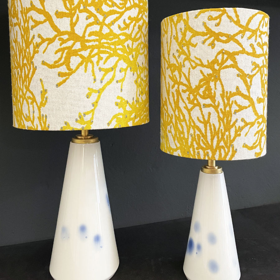 Kabellose Porzellanleuchte mit französischem Leinen­schirm in Koralle Senfgelb – handgefertigtes Designobjekt von feinesweißes Berlin.