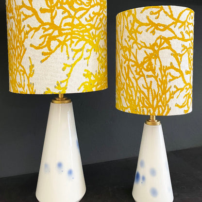 Kabellose Porzellanleuchte mit französischem Leinen­schirm in Koralle Senfgelb – handgefertigtes Designobjekt von feinesweißes Berlin.