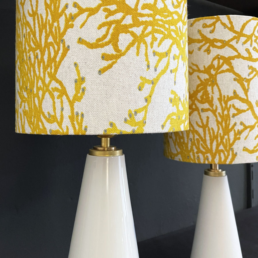 Leuchtende Porzellanlampe Koralle Senfgelb mit LED-Akku – französischer Leinenstoff, warmes Japandi Lichtdesign, feinesweißes Berlin.