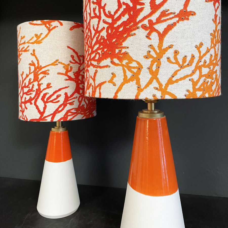 Porzellanleuchte mit französischem Leinen­schirm in Koralle Orange – kabellose Designlampe von feinesweißes Berlin.