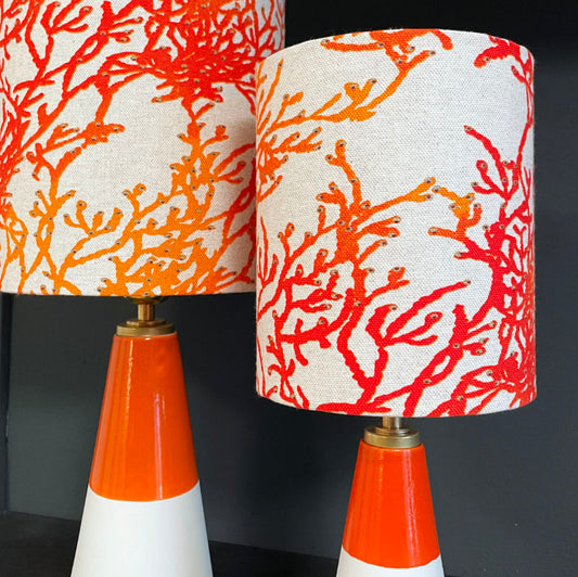 Handgefertigter Porzellanfuß der Tischlampe Koralle Orange – Designobjekt aus der Berliner Werkstatt von Katy Jung.