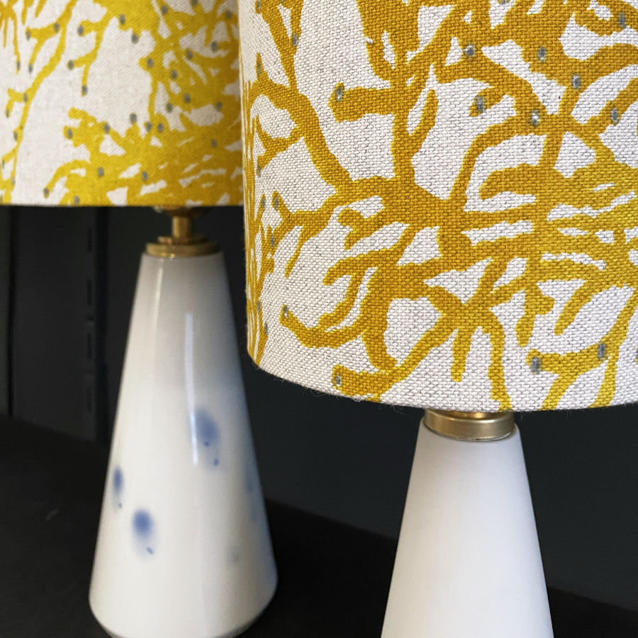 Detailansicht französischer Halb-Panama-Leinen in Koralle Senfgelb – Lampenschirm der Porzellanleuchte von feinesweißes × roomlightstudio.
