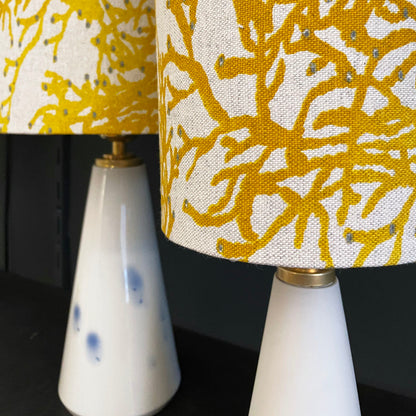 Detailansicht französischer Halb-Panama-Leinen in Koralle Senfgelb – Lampenschirm der Porzellanleuchte von feinesweißes × roomlightstudio.