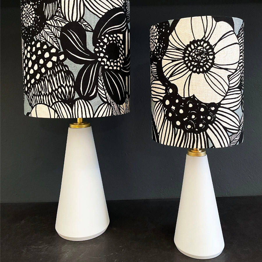 Kabellose Tischlampe aus aus japanischen Lampenschirmstoff it Porzellanfuss im japandi Stil, handgefertigt von feinesweisses Berlin.
