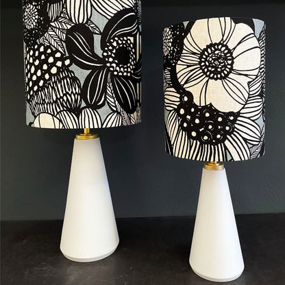 Kabellose Tischlampe aus aus japanischen Lampenschirmstoff it Porzellanfuss im japandi Stil, handgefertigt von feinesweisses Berlin.