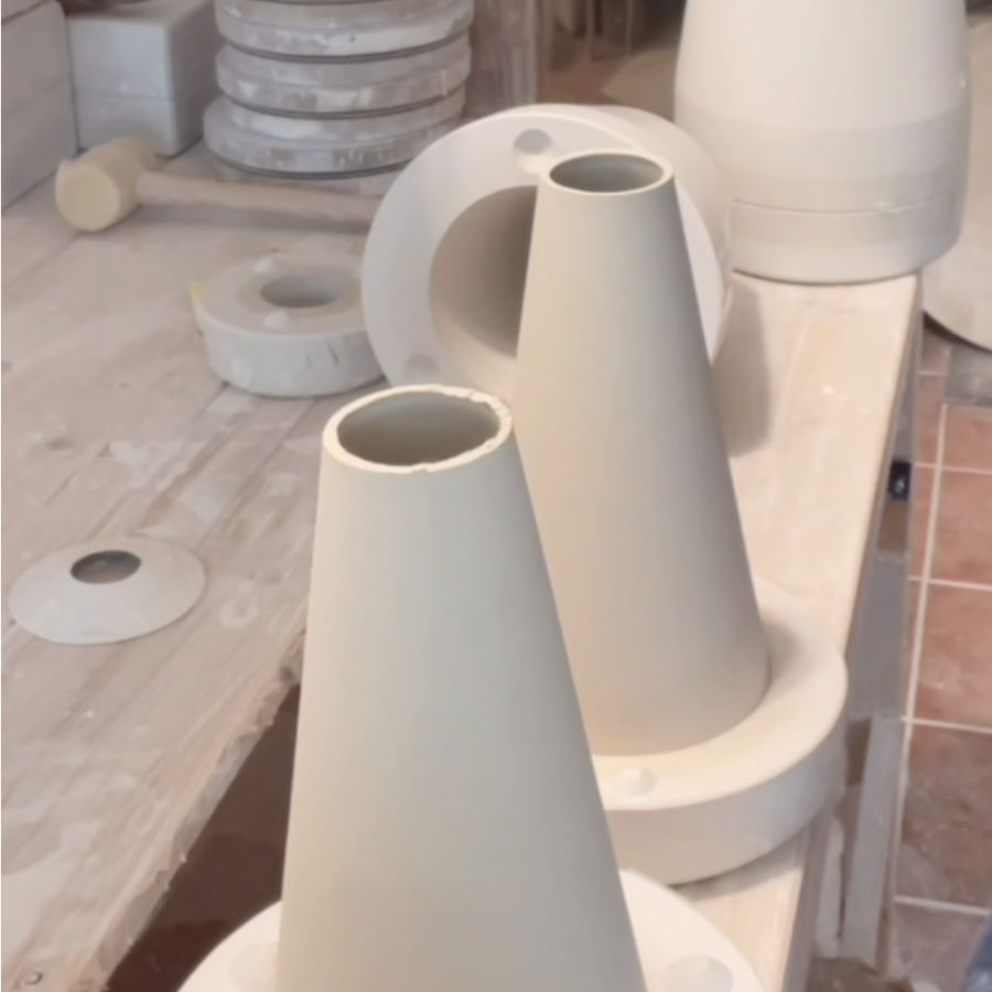 Blick in die Werkstatt Herstellung der Tischlampe von feines weißes Berlin