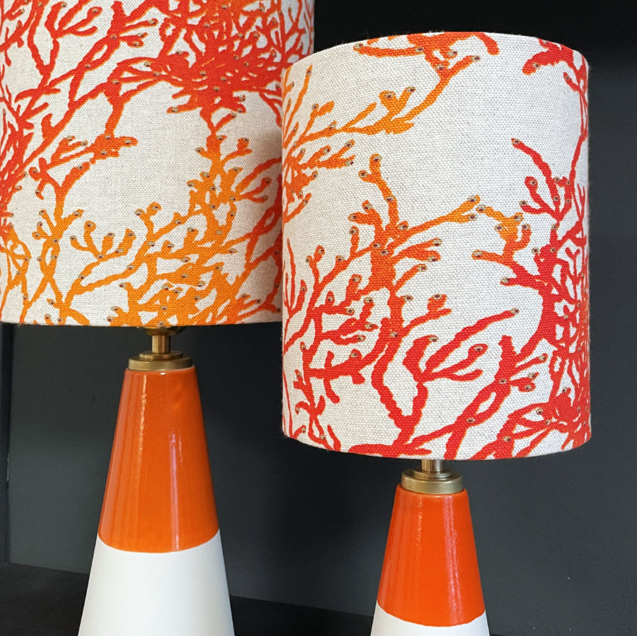 Handgefertigter Porzellanfuß der Akku Tischlampe Koralle Orange – Designobjekt aus der Berliner Werkstatt von Katy Jung.