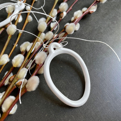 Osterdekoration, Osteranhänger aus Porzellan osterei, Outline feines weißes Berlin