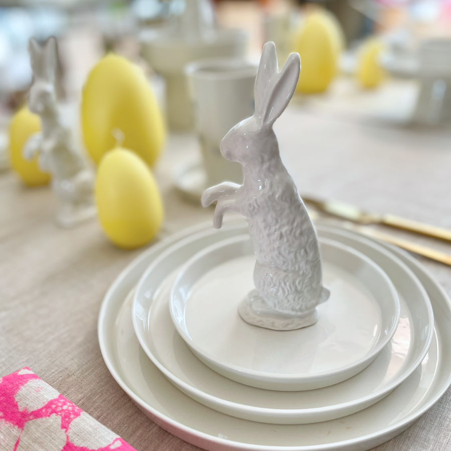 Großer Hasenteller aus Porzellan zum servieren von Osternaschereien. Von feines weißes Berlin