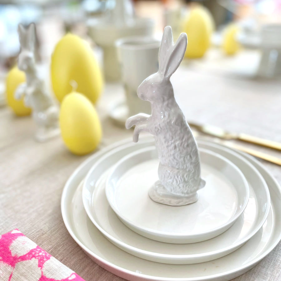 Porzellan Hase auf gedeckter Ostertafel. Handgefertigt von feinesweißes Berlin.