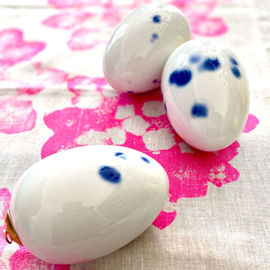 Blau getupfte Ostereier aus Porzellan von feinesweißes Berlin.