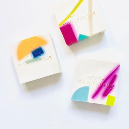 Porzellan-Seifenschale mit bunter Gretel Manufaktur-Seife – handgemachtes Geschenkset aus Berlin von Katy Jung, feinesweißes Porzellandesign.