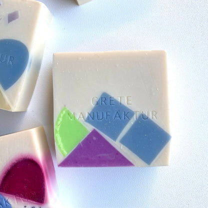 Handgemachte vegane Seife „Constanze“ von Gretel Manufaktur auf weißer Porzellan-Seifenschale – nachhaltiges Geschenkset von feinesweißes Berlin.
