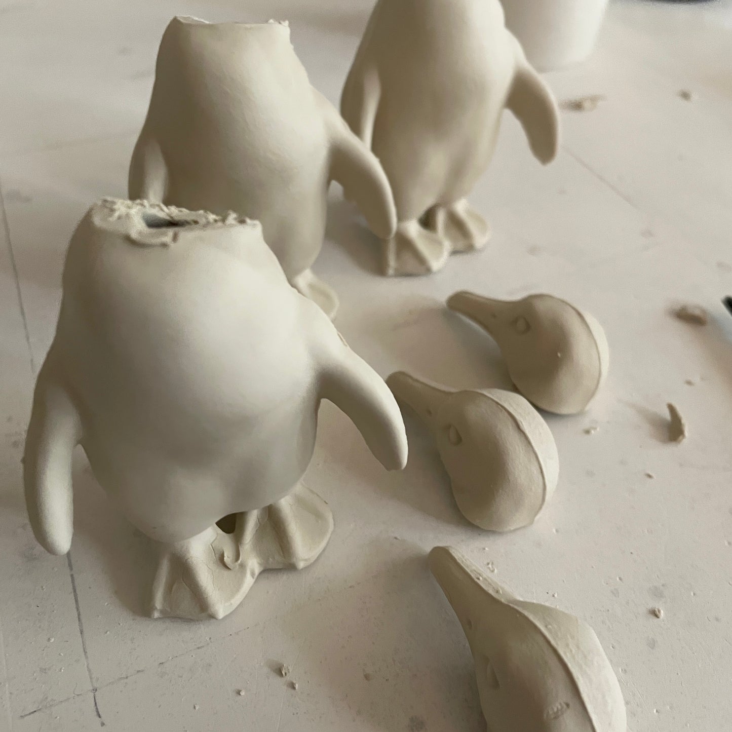 Tierdose Pinguin aus Porzellan. Besondere Geschenke handgefertigt in Berlin.